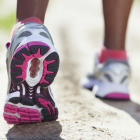 Frau mit Laufschuhen