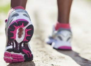 Frau mit Laufschuhen