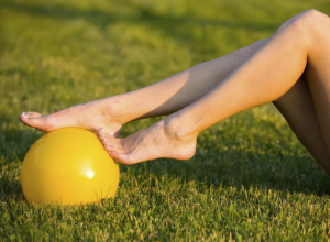 Frau mit gelbem Ball