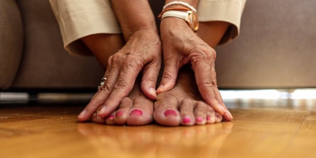 Frau mit Rheuma in den Füßen