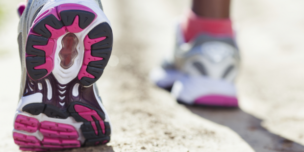 Frau mit Laufschuhen