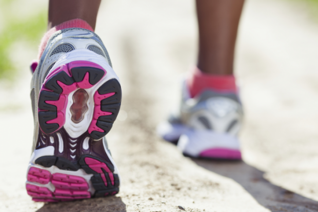 Frau mit Laufschuhen