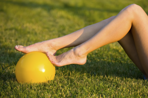 Frau mit gelbem Ball