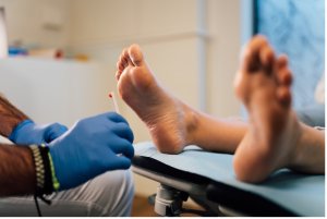 Ein Mediziner untersucht Füße