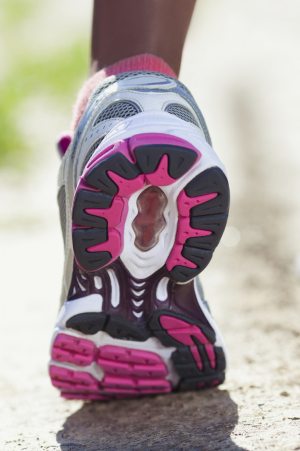 Frau mit Laufschuhen