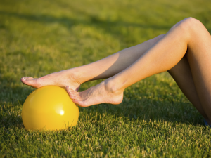 Frau mit gelbem Ball