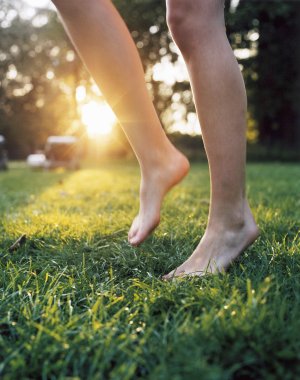 Frau barfuß auf sonniger Wiese